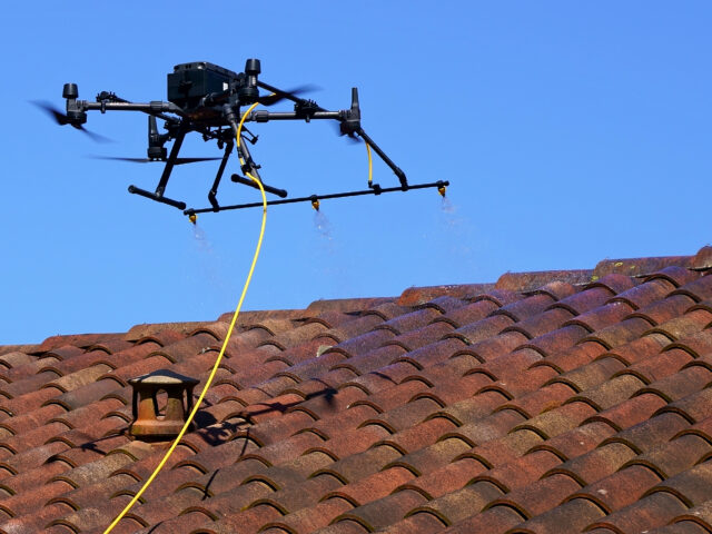 Démoussage de toiture par drone